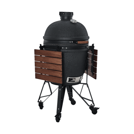 Een zwarte kamado grill met houten zijpanelen en wielen.